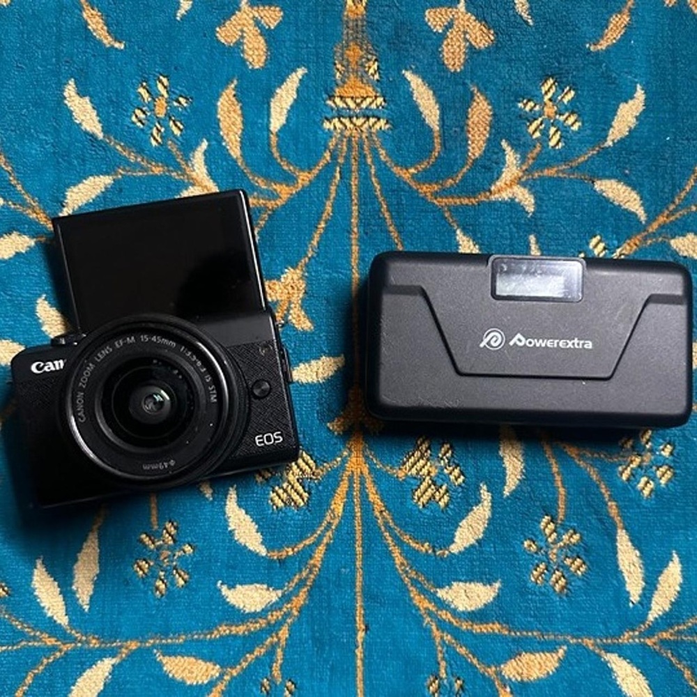EOS M200 Camera with lenses,256GB memory card,& battery pac